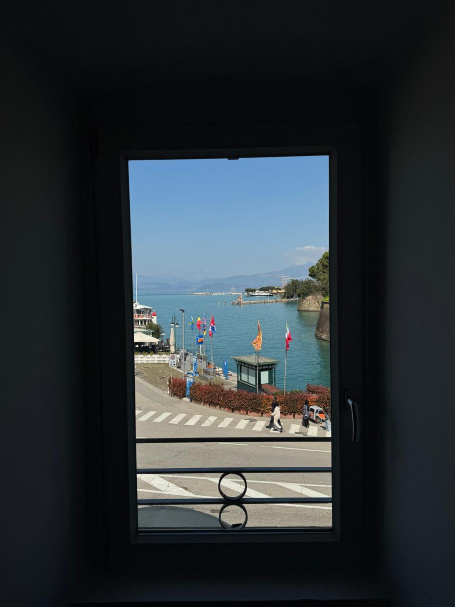 Отель Relais Al Porto Пескьера-дель-Гарда Экстерьер фото