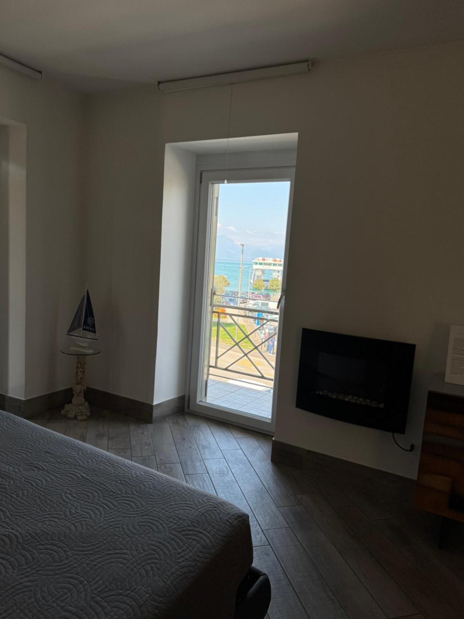 Отель Relais Al Porto Пескьера-дель-Гарда Экстерьер фото