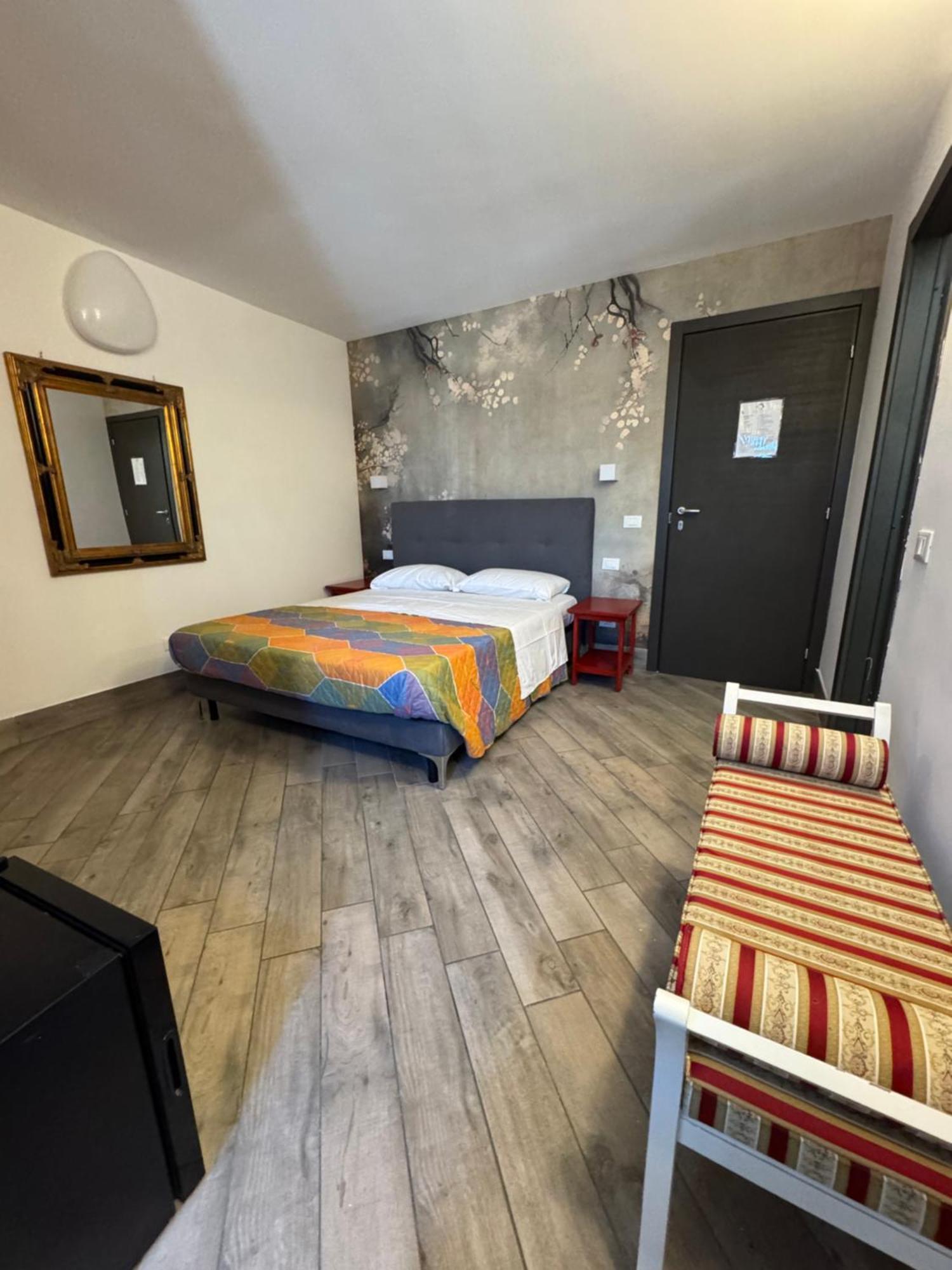 Отель Relais Al Porto Пескьера-дель-Гарда Экстерьер фото