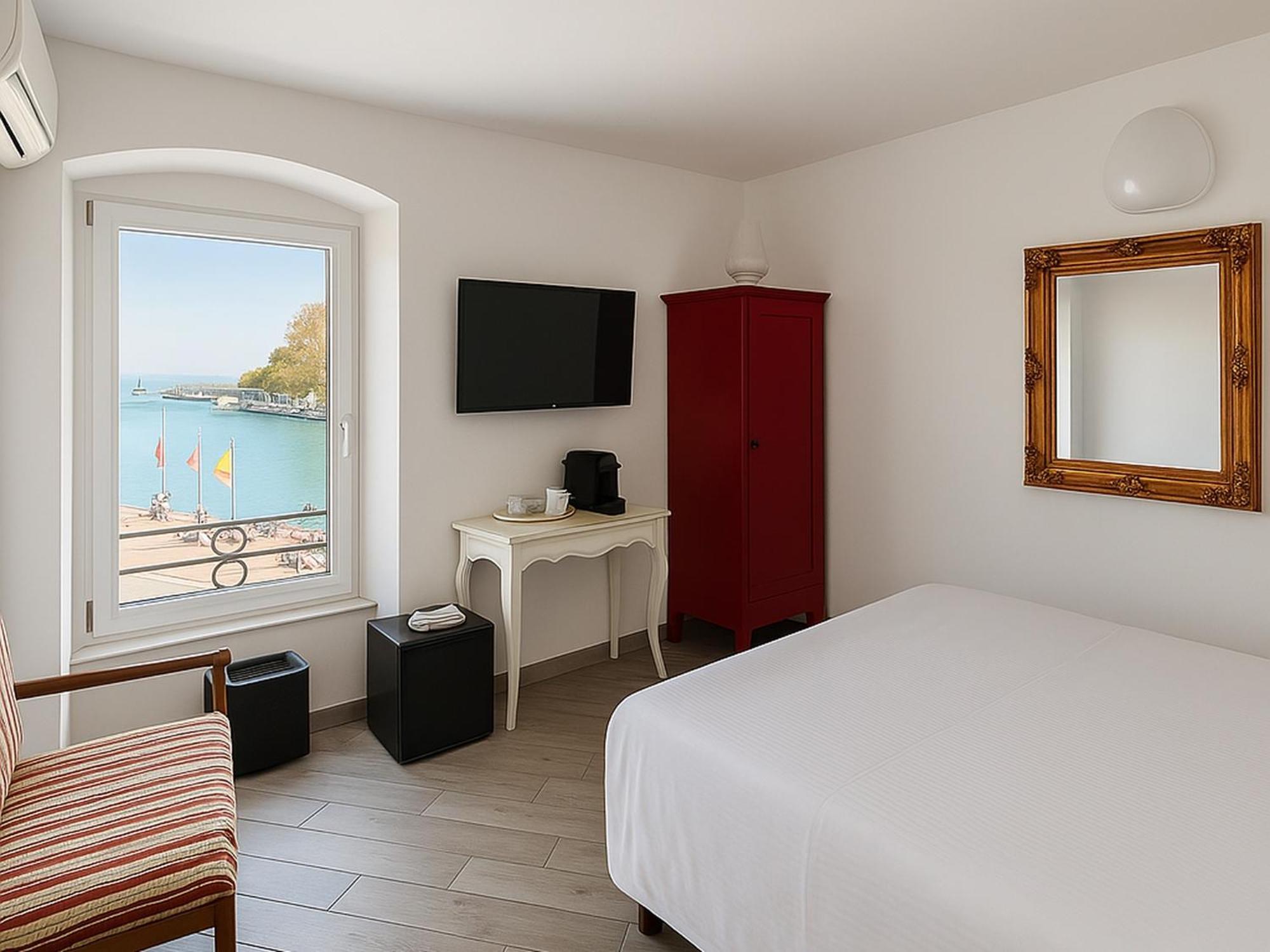 Отель Relais Al Porto Пескьера-дель-Гарда Экстерьер фото