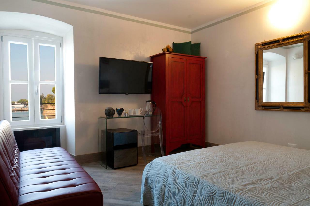 Отель Relais Al Porto Пескьера-дель-Гарда Экстерьер фото