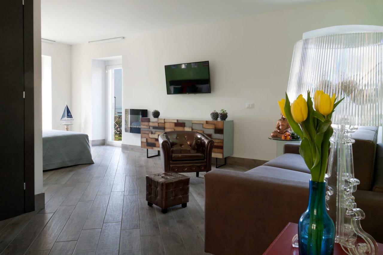 Отель Relais Al Porto Пескьера-дель-Гарда Экстерьер фото