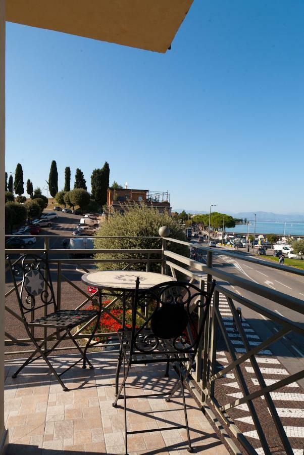 Отель Relais Al Porto Пескьера-дель-Гарда Экстерьер фото